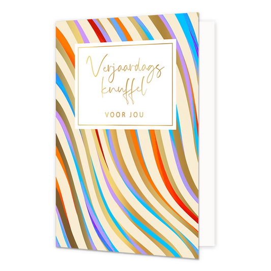 Verjaardags knuffel voor jou - Formaat: Normaal - Vorm: Staand - Verjaardagskaart - Op deze wenskaart zie je de kleuren goud, blauw, paars, rood en oranje in golfende lijnen. Middenbovenaan is een wit vak met de gouden tekst 'verjaardags knuffel voor jou'. - Snelwenskaart