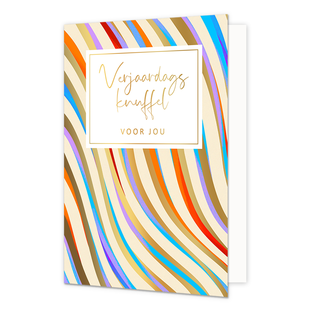 Op deze wenskaart zie je de kleuren goud, blauw, paars, rood en oranje in golfende lijnen. Middenbovenaan is een wit vak met de gouden tekst 'verjaardags knuffel voor jou'. 