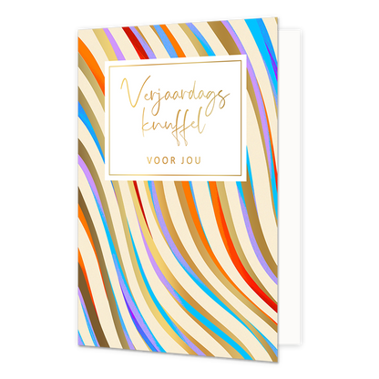 Op deze wenskaart zie je de kleuren goud, blauw, paars, rood en oranje in golfende lijnen. Middenbovenaan is een wit vak met de gouden tekst 'verjaardags knuffel voor jou'. 