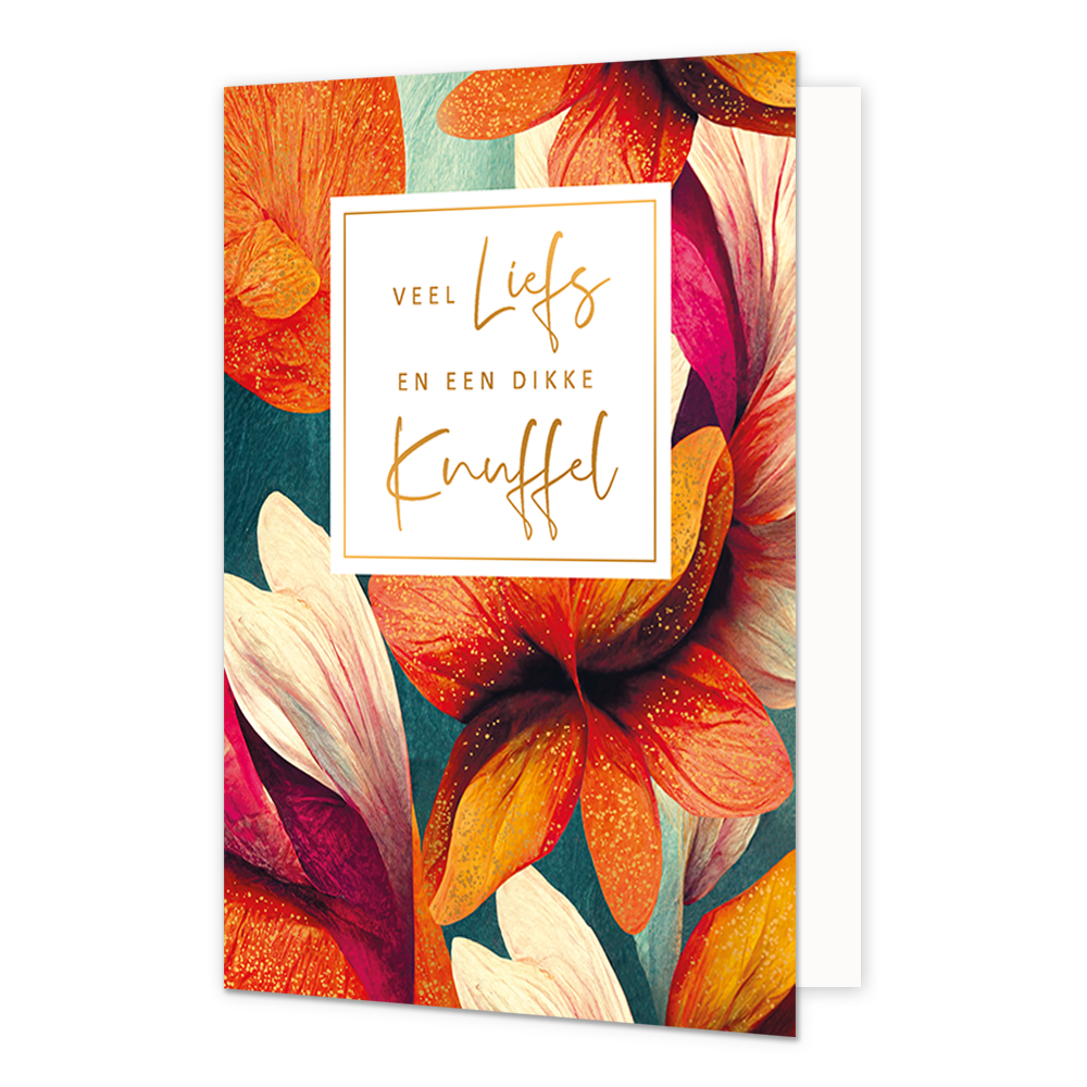 Veel liefs en een dikke knuffel - Formaat: Standaard - Vorm: Staand - Denken aan kaart - Op deze wenskaart staat een artistieke, botanische illustratie van grote bloemen in levendige kleuren zoals oranje, felroze en wit tegen een donkere achtergrond. De bloemblaadjes zijn gedetailleerd weergegeven met fijne texturen en goudkleurige spikkels. In het midden bevindt zich een wit vierkant kader met een gouden rand waarin de tekst "VEEL Liefs EN EEN DIKKE Knuffel" staat geschreven. De woorden "Liefs" en "Knuffe