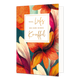 Veel liefs en een dikke knuffel - Formaat: Standaard - Vorm: Staand - Denken aan kaart - Op deze wenskaart staat een artistieke, botanische illustratie van grote bloemen in levendige kleuren zoals oranje, felroze en wit tegen een donkere achtergrond. De bloemblaadjes zijn gedetailleerd weergegeven met fijne texturen en goudkleurige spikkels. In het midden bevindt zich een wit vierkant kader met een gouden rand waarin de tekst "VEEL Liefs EN EEN DIKKE Knuffel" staat geschreven. De woorden "Liefs" en "Knuffe