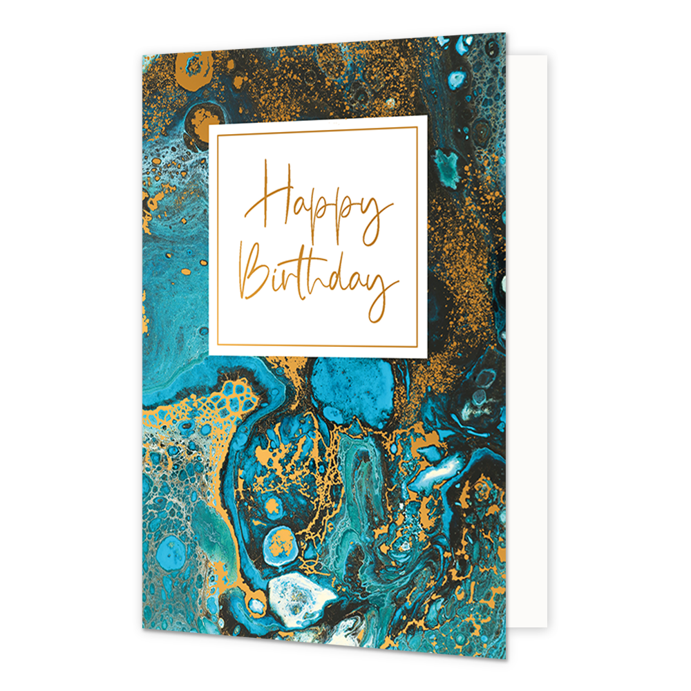 Happy Birthday - Formaat: Normaal - Vorm: Staand - Verjaardagskaart - Op deze wenskaart staat een abstracte achtergrond van vloeiende patronen in verschillende tinten turquoise en diepblauw, wat doet denken aan marmer of vloeibare verf. Het ontwerp is rijk gedecoreerd met goudkleurige spikkels en aders die voor een luxueus contrast zorgen. In het bovenste gedeelte bevindt zich een wit vierkant kader met een fijne gouden rand waarin de tekst "Happy Birthday" staat geschreven in een elegant, goudkleurig sier