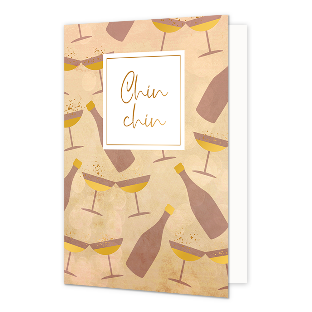 Op deze wenskaart staat een feestelijke illustratie van een herhalend patroon met champagneflessen en proostende glazen in warme tinten zoals beige, bruin en goud. De glazen zijn gevuld met een goudkleurige vloeistof en versierd met kleine gouden spikkels die bubbels suggereren. In het bovenste gedeelte bevindt zich een wit vierkant kader met een gouden rand waarin de tekst "Chin chin" in een elegant, goudkleurig sierlettertype staat geschreven.