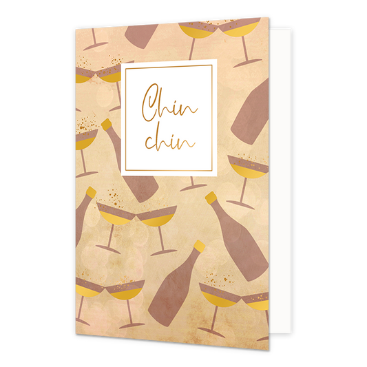 Op deze wenskaart staat een feestelijke illustratie van een herhalend patroon met champagneflessen en proostende glazen in warme tinten zoals beige, bruin en goud. De glazen zijn gevuld met een goudkleurige vloeistof en versierd met kleine gouden spikkels die bubbels suggereren. In het bovenste gedeelte bevindt zich een wit vierkant kader met een gouden rand waarin de tekst "Chin chin" in een elegant, goudkleurig sierlettertype staat geschreven.