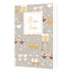 Chin Chin - Formaat: Normaal - Vorm: Staand - Proost kaart - Op deze wenskaart staat een feestelijke illustratie van een herhalend patroon met verschillende soorten glazen, zoals champagneflutes en cocktailglazen, tegen een zandkleurige achtergrond. De glazen zijn gevuld met dranken in goud- en bruintinten en zijn versierd met fijne goudkleurige spikkels, hartjes en botanische accenten. In het bovenste gedeelte bevindt zich een wit rechthoekig kader met een gouden rand waarin de tekst "Chin chin" in een el