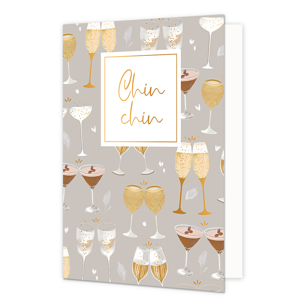 Op deze wenskaart staat een feestelijke illustratie van een herhalend patroon met verschillende soorten glazen, zoals champagneflutes en cocktailglazen, tegen een zandkleurige achtergrond. De glazen zijn gevuld met dranken in goud- en bruintinten en zijn versierd met fijne goudkleurige spikkels, hartjes en botanische accenten. In het bovenste gedeelte bevindt zich een wit rechthoekig kader met een gouden rand waarin de tekst "Chin chin" in een elegant, goudkleurig sierlettertype staat geschreven.