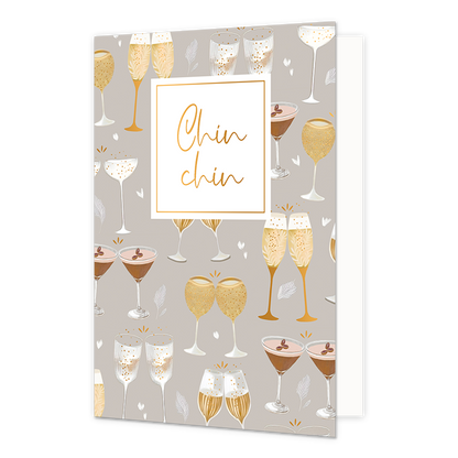 Op deze wenskaart staat een feestelijke illustratie van een herhalend patroon met verschillende soorten glazen, zoals champagneflutes en cocktailglazen, tegen een zandkleurige achtergrond. De glazen zijn gevuld met dranken in goud- en bruintinten en zijn versierd met fijne goudkleurige spikkels, hartjes en botanische accenten. In het bovenste gedeelte bevindt zich een wit rechthoekig kader met een gouden rand waarin de tekst "Chin chin" in een elegant, goudkleurig sierlettertype staat geschreven.