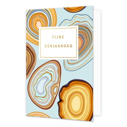 Fijne verjaardag - Formaat: Normaal - Vorm: Staand - Verjaardagskaart - Op deze artistieke wenskaart is een ontwerp te zien met cirkels in de kleuren goud, blauw, lila, wit en geel, op een lichtblauwe achtergrond. In het midden zit een wit blok met de gouden tekst: "Fijne verjaardag". - Snelwenskaart