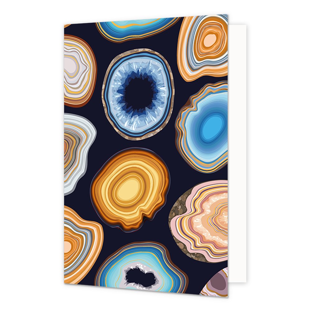 Kristalrijk - Formaat: Standaard - Vorm: Staand - Blanco kaart - Op deze artistieke wenskaart zijn vormen zichtbaar die lijken op de doorsnede van kristal, in de kleuren goud, blauw, rode, oranje en beige. - Snelwenskaart