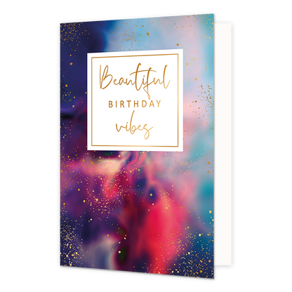 Beautiful birthday vibes - Formaat: Normaal - Vorm: Staand - Verjaardagskaart - Op deze artistieke wenskaart is een ontwerp te zien met de kleuren blauw, roze, rood en goud. In het midden zit een wit blok met de gouden tekst: "Beautiful birthday vibes". - Snelwenskaart