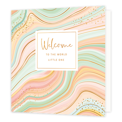 XL - Welcome to the world little one - Formaat: Groot - Vorm: Vierkant - Geboortekaart - Op deze wenskaart zijn kronkelende lijnen te zien in de kleuren goud, mintgroen, rozen en geel. In het midden zit een wit blok met de gouden tekst: "Welcome to the world little one". - Snelwenskaart
