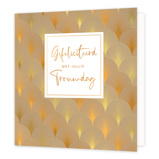 XL - Gefeliciteerd met jullie trouwdag - Formaat: Groot - Vorm: Vierkant - Huwelijkskaart - Op deze wenskaart zijn gouden waaierachtige vormen te zien op een art-deco stijl achtergrond met gouden en bruine kleuren. In het midden zit een wit blok met de gouden tekst: "Gefeliciteerd met jullie trouwdag". - Snelwenskaart