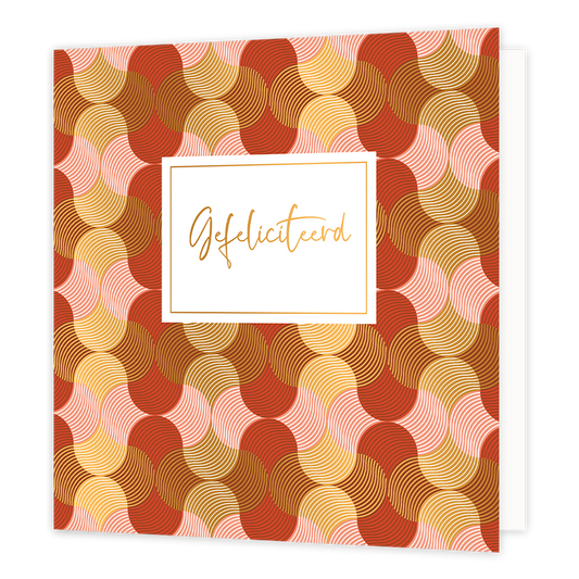 XL - Gefeliciteerd - Formaat: Groot - Vorm: Vierkant - Verjaardagskaart - Op deze artistieke wenskaart is een ontwerp te zien met halve cirkels in de kleuren roze, wit, goud en rood. In het midden zit een wit blok met de gouden tekst: "Gefeliciteerd". - Snelwenskaart