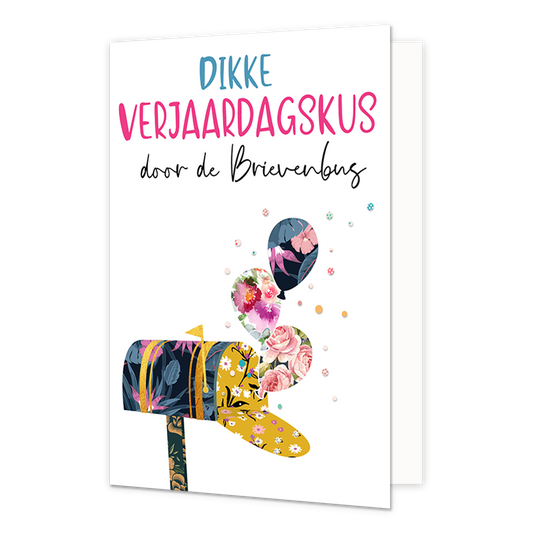 Dikke verjaardagskus - Formaat: Normaal - Vorm: Staand - Verjaardagskaart - Op deze wenskaart staat een brievenbus waar ballonnen uitkomen met daarboven de tekst: "Dikke verjaardagskus door de brievenbus". - Snelwenskaart