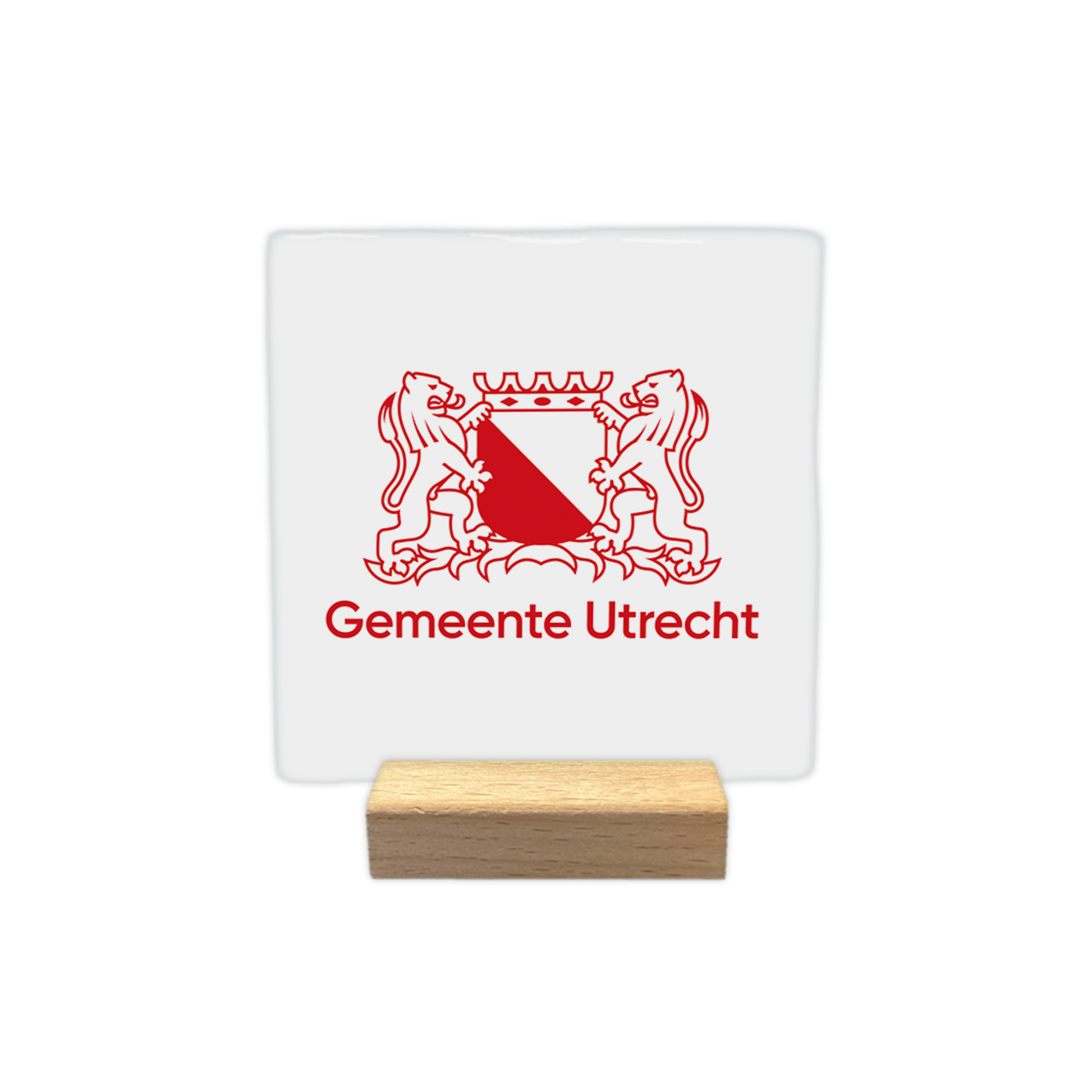 Gemeente Utrecht - Decoratie tegel - Formaat: - Op deze decoratie tegel staat het wapen van Utrecht afgebeeld in een rode kleur op een witte achtergrond. Het wapen wordt geflankeerd door twee leeuwen en bekroond met een kroon. Onder het wapen staat in rode letters de tekst "Gemeente Utrecht". Het geheel is in een strakke, minimalistische lijnstijl uitgevoerd. - Snelwenskaart