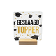 Geslaagd topper - Decoratie tegel - Formaat: - Op deze decoratie tegel staan meerdere afstudeerhoeden. In het midden van de tegel staat in het zwart de tekst 'geslaagd' en daaronder in het geel de tekst 'topper'. - Snelwenskaart