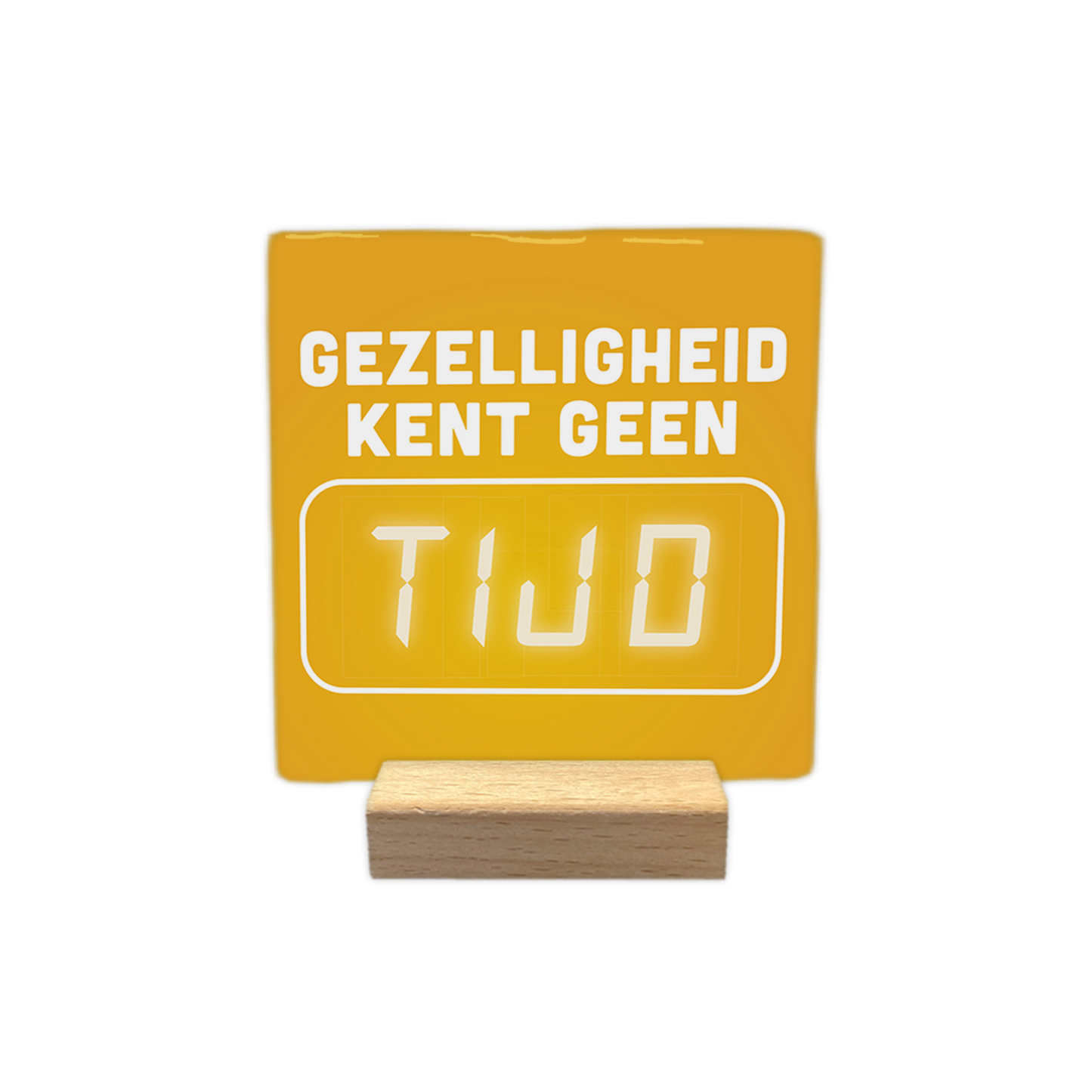 Gezelligheid kent geen tijd - Decoratie tegel - Formaat: - Op deze decoratie tegel staat bovenaan de tekst "Gezelligheid kent geen" in witte letters. Daaronder bevindt zich een wit kader met daarin het woord "tijd" in een digitale klokstijl. De achtergrond van de tegel is geel. - Snelwenskaart