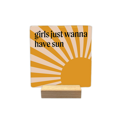 Girls just wanna sun - Decoratie tegel - Formaat: - Op deze decoratie tegel staat bovenin in het zwart de tekst 'Girls just wanna have sun'. De achtergrond van de decoratie tegel bestaat uit een zon met zonnestralen. - Snelwenskaart