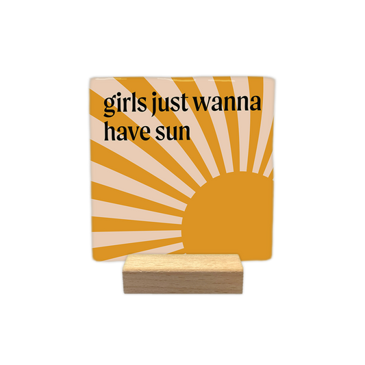 Girls just wanna sun - Decoratie tegel - Formaat: - Op deze decoratie tegel staat bovenin in het zwart de tekst 'Girls just wanna have sun'. De achtergrond van de decoratie tegel bestaat uit een zon met zonnestralen. - Snelwenskaart
