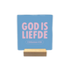 God is liefde - Decoratie tegel - Formaat: - Op deze decoratie tegel staat de tekst "god is liefde" in grote, roze letters centraal afgebeeld. Daaronder bevindt zich in een afgerond kader de tekst "1 johannes 4:16" in dezelfde kleur. Het geheel is geplaatst tegen een helderblauwe achtergrond. - Snelwenskaart