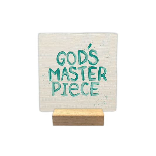 God's master piece - Decoratie tegel - Formaat: - Op deze decoratie tegel staat de tekst "God's master piece" geschreven in een turkooiskleurig, geschilderd lettertype. De letters lijken met de hand aangebracht met penseelstreken en bevatten kleine verfspatten. Het geheel is geplaatst tegen een lichtcrèmekleurige achtergrond met een subtiele textuur. - Snelwenskaart