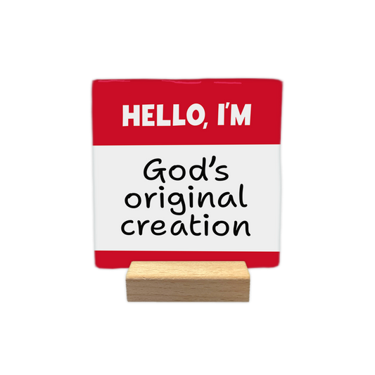 God's original creation - Decoratie tegel - Formaat: - Op deze decoratie tegel staat bovenaan de tekst "Hello, I'm" in witte hoofdletters op een rode achtergrond. Daaronder staat in zwarte, handgeschreven letters de tekst "God's original creation" op een witte ondergrond. Het ontwerp lijkt hiermee op een naamplaatje. - Snelwenskaart