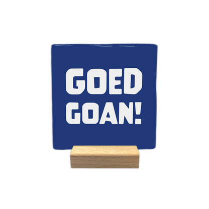 Goed goan! - Decoratie tegel - Formaat: - Op deze decoratie tegel staat de tekst "goed goan!" in dikke, witte letters op een donkerblauwe achtergrond. Het ontwerp is eenvoudig en strak gehouden zonder verdere afbeeldingen of patronen. - Snelwenskaart