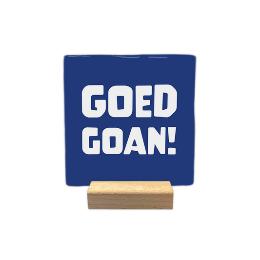 Goed goan! - Decoratie tegel - Formaat: - Op deze decoratie tegel staat de tekst "goed goan!" in dikke, witte letters op een donkerblauwe achtergrond. Het ontwerp is eenvoudig en strak gehouden zonder verdere afbeeldingen of patronen. - Snelwenskaart