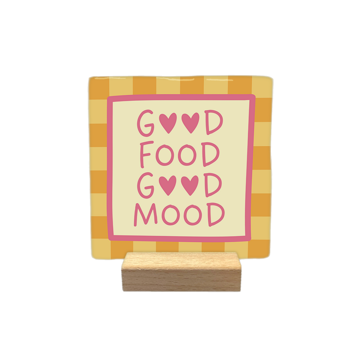 Good food good mood - Decoratie tegel - Formaat: - Op deze decoratietegel staat de tekst "GOOD FOOD GOOD MOOD" in roze letters, waarbij de letter 'O' in de woorden 'GOOD' is vervangen door roze hartjes. De tekst is geplaatst op een crèmekleurig middenveld dat wordt omlijst door een roze rand. De achtergrond van de tegel heeft een oranje-geel ruitpatroon. - Snelwenskaart