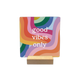Good vibes only - Decoratie tegel - Formaat: - Op deze decoratietegel staat in het midden de Engelse tekst "good vibes only". De tegel zelf is vierkant, staat in een houten standaard en heeft een kleurrijke, psychedelische achtergrond met golvende banen in onder andere rood, oranje, geel, roze, lila, blauw en groen.&nbsp;L - Snelwenskaart
