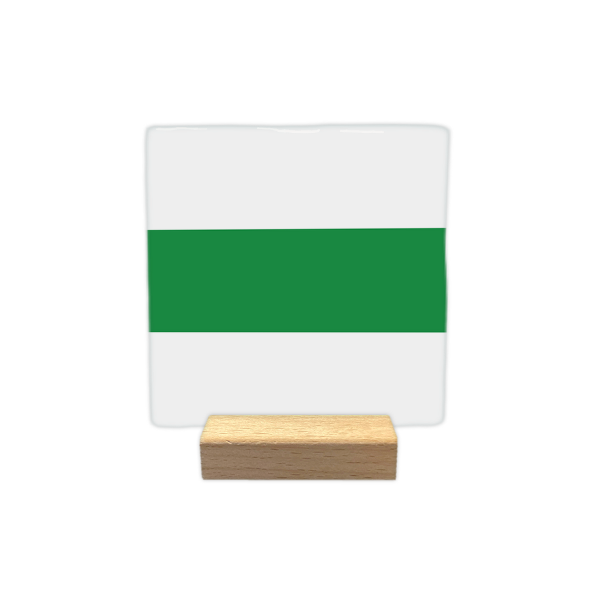 Groningen - Decoratie tegel - Formaat: - Op deze decoratie tegel staat de vlag van Groningen waarbij drie horizontale banen te zien zijn van gelijke hoogte. De bovenste en onderste banen zijn wit, terwijl de middelste baan groen is gekleurd. - Snelwenskaart