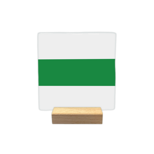 Groningen - Decoratie tegel - Formaat: - Op deze decoratie tegel staat de vlag van Groningen waarbij drie horizontale banen te zien zijn van gelijke hoogte. De bovenste en onderste banen zijn wit, terwijl de middelste baan groen is gekleurd. - Snelwenskaart