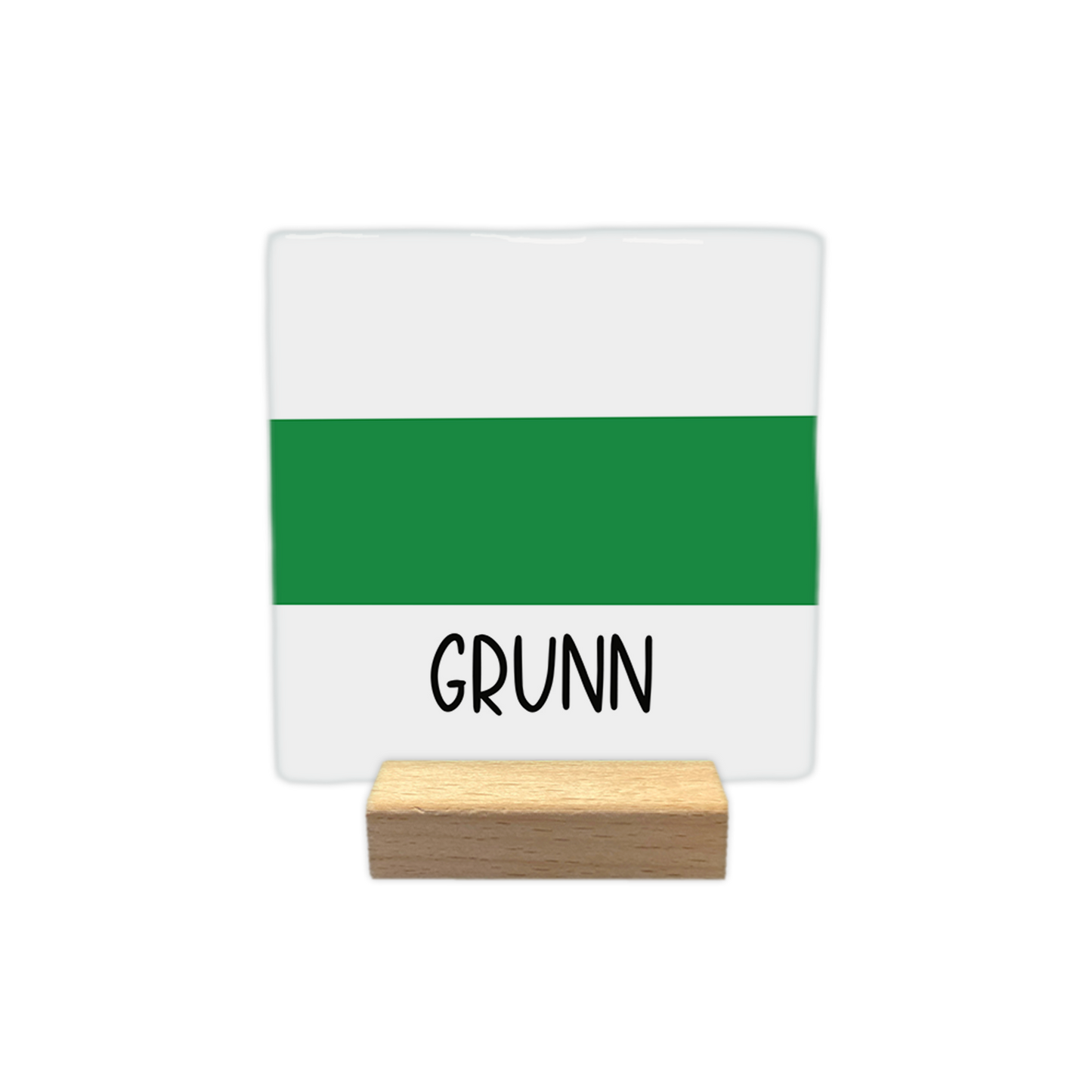 Grunn - Decoratie tegel - Formaat: - Op deze decoratie tegel staat de tekst "GRUNN" in zwarte letters aan de onderzijde. De achtergrond bestaat uit een horizontale groene baan in het midden, omringd door witte vlakken boven en onder. - Snelwenskaart