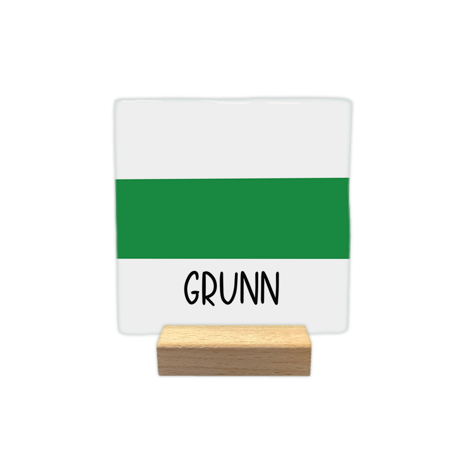 Grunn - Decoratie tegel - Formaat: - Op deze decoratie tegel staat de tekst "GRUNN" in zwarte letters aan de onderzijde. De achtergrond bestaat uit een horizontale groene baan in het midden, omringd door witte vlakken boven en onder. - Snelwenskaart