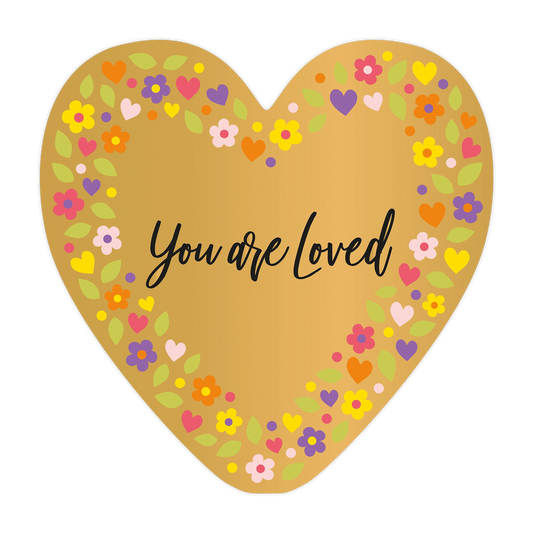You are loved - Formaat: Groot - Vorm: Hart - Denken aan kaart - Op deze harten wenskaart is een goudkleurige achtergrond te zien met een decoratieve rand van kleurrijke bloemen, kleine hartjes en groene blaadjes. Centraal staat de tekst "You are loved" geschreven in een sierlijk, zwart lettertype. Het ontwerp oogt speels en vrolijk door de verscheidenheid aan felle kleuren die in de bloemen en hartjes zijn verwerkt. De combinatie van de goudkleurige basis met de vrolijke rand illustreert een hartelijke en