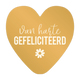 Van harte gefeliciteerd - Formaat: Groot - Vorm: Hart - Felicitatiekaart - Op deze harten wenskaart is een effen, goudkleurige achtergrond te zien met in het midden de tekst "Van harte GEFELICITEERD" in een combinatie van sierlijke en strakke witte letters. Onderaan de tekst bevindt zich een klein, wit icoon van een bloemetje. Het ontwerp is eenvoudig en rustig gehouden met een krachtig contrast tussen de warme goudkleur en de witte typografie. - Snelwenskaart