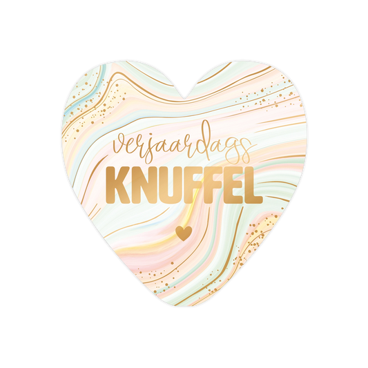 Verjaardagsknuffel - Formaat: Standaard - Vorm: Hart - Verjaardagskaart - Op deze harten wenskaart is een abstracte achtergrond te zien met vloeiende lijnen in pastelkleuren zoals zachtgroen, roze en geel. De tekst "verjaardags KNUFFEL" staat centraal in een combinatie van een sierlijk en een strak lettertype. Het ontwerp bevat subtiele goudkleurige spikkels en lijnen die door het patroon lopen. Onder de tekst bevindt zich een klein, effen goudkleurig icoon. - Snelwenskaart