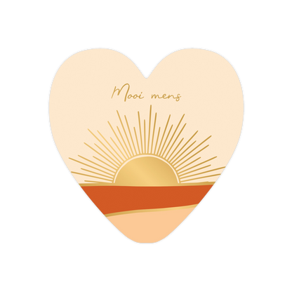 Mooi mens - Formaat: Standaard - Vorm: Hart - Denken aan kaart - Op deze harten wenskaart is een minimalistisch ontwerp te zien met een beige achtergrond en een gestileerde zonsopgang. De zon is afgebeeld als een goudkleurige halve cirkel met stralen, waaronder een horizontale baan in een diepe oranjerode kleur ligt. Boven de zon staat de tekst "Mooi mens" in een cursief, goudkleurig lettertype. Het geheel straalt rust en eenvoud uit door het beperkte kleurgebruik en de strakke lijnen. - Snelwenskaart