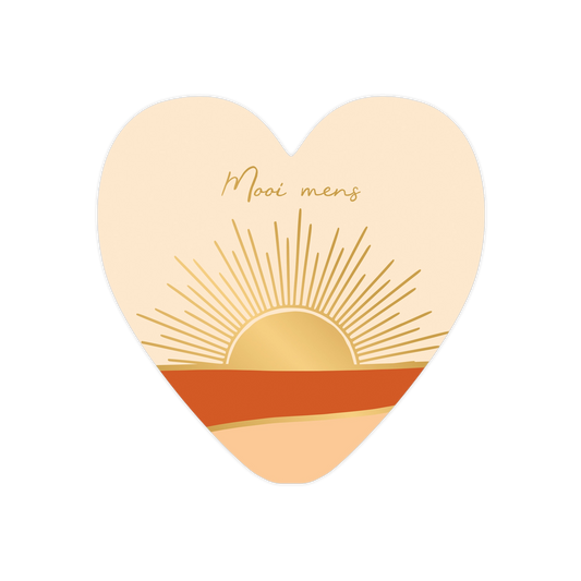 Mooi mens - Formaat: Standaard - Vorm: Hart - Denken aan kaart - Op deze harten wenskaart is een minimalistisch ontwerp te zien met een beige achtergrond en een gestileerde zonsopgang. De zon is afgebeeld als een goudkleurige halve cirkel met stralen, waaronder een horizontale baan in een diepe oranjerode kleur ligt. Boven de zon staat de tekst "Mooi mens" in een cursief, goudkleurig lettertype. Het geheel straalt rust en eenvoud uit door het beperkte kleurgebruik en de strakke lijnen. - Snelwenskaart
