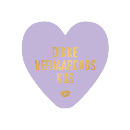 Dikke verjaardagskus - Formaat: Standaard - Vorm: Hart - Verjaardagskaart - Op deze harten wenskaart is een effen lila achtergrond te zien met centraal daarop in drie regels de tekst "DIKKE VERJAARDAGS KUS" gedrukt. De tekst is uitgevoerd in een strak, goudkleurig lettertype. Onder de tekst bevindt zich een klein, goudkleurig icoon van lippen. Het ontwerp is eenvoudig en strak gehouden met een focus op de tekstuele boodschap. - Snelwenskaart