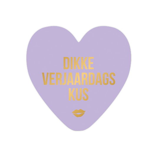Dikke verjaardagskus - Formaat: Standaard - Vorm: Hart - Verjaardagskaart - Op deze harten wenskaart is een effen lila achtergrond te zien met centraal daarop in drie regels de tekst "DIKKE VERJAARDAGS KUS" gedrukt. De tekst is uitgevoerd in een strak, goudkleurig lettertype. Onder de tekst bevindt zich een klein, goudkleurig icoon van lippen. Het ontwerp is eenvoudig en strak gehouden met een focus op de tekstuele boodschap. - Snelwenskaart