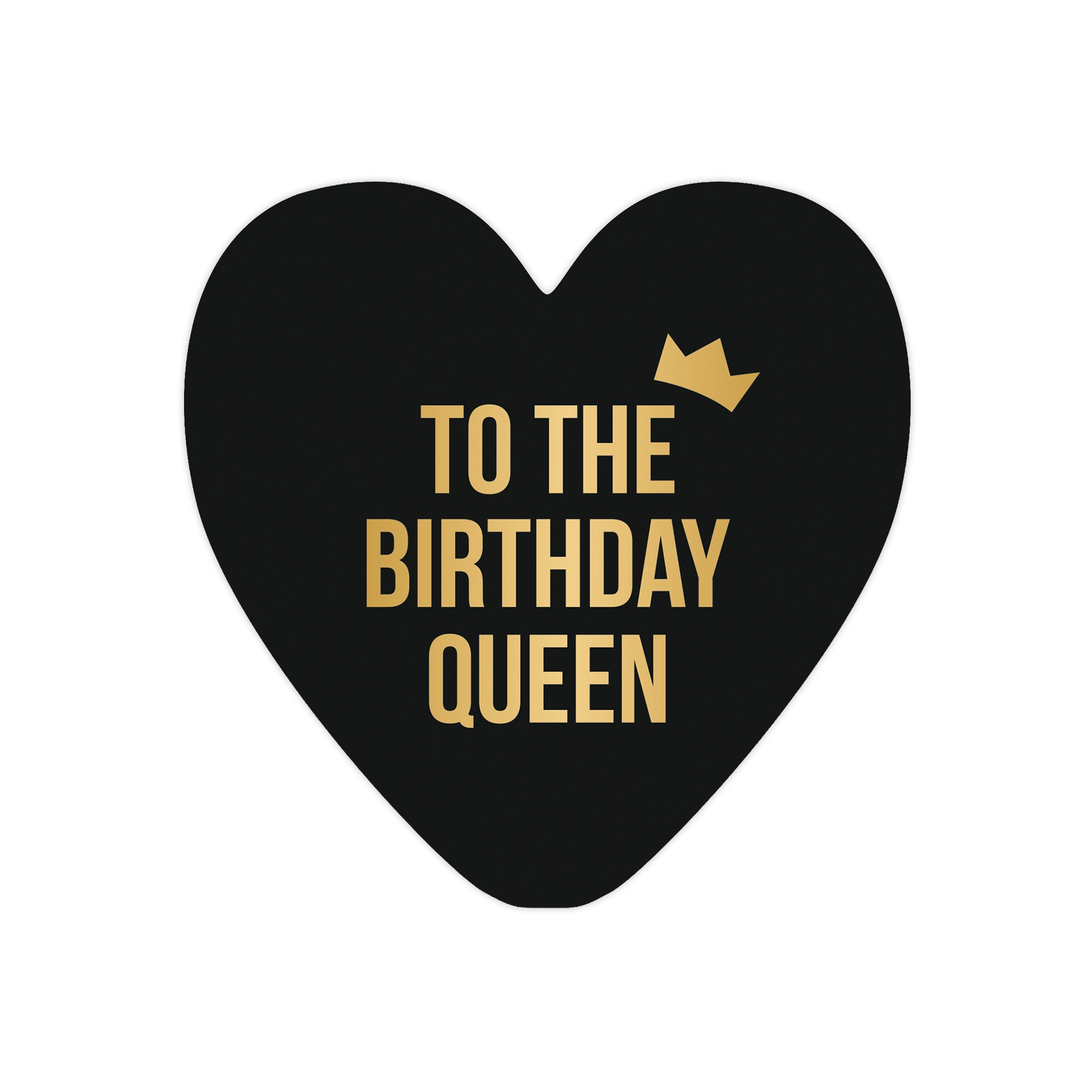 To the birthday queen - Formaat: Standaard - Vorm: Hart - Verjaardagskaart - Op deze harten wenskaart is een zwarte achtergrond te zien met daarop in goudkleurige letters de tekst "TO THE BIRTHDAY QUEEN" in drie regels gedrukt. Rechtsboven de tekst is een klein, goudkleurig icoon van een kroon afgebeeld. Het ontwerp is minimalistisch en strak, met een duidelijk contrast tussen de donkere achtergrond en de gouden elementen. - Snelwenskaart
