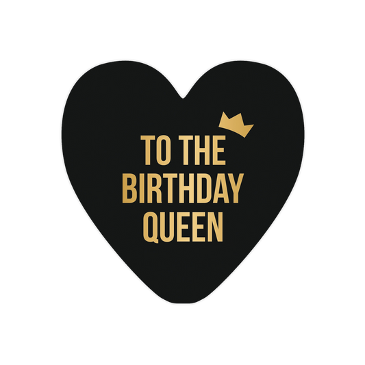 To the birthday queen - Formaat: Standaard - Vorm: Hart - Verjaardagskaart - Op deze harten wenskaart is een zwarte achtergrond te zien met daarop in goudkleurige letters de tekst "TO THE BIRTHDAY QUEEN" in drie regels gedrukt. Rechtsboven de tekst is een klein, goudkleurig icoon van een kroon afgebeeld. Het ontwerp is minimalistisch en strak, met een duidelijk contrast tussen de donkere achtergrond en de gouden elementen. - Snelwenskaart