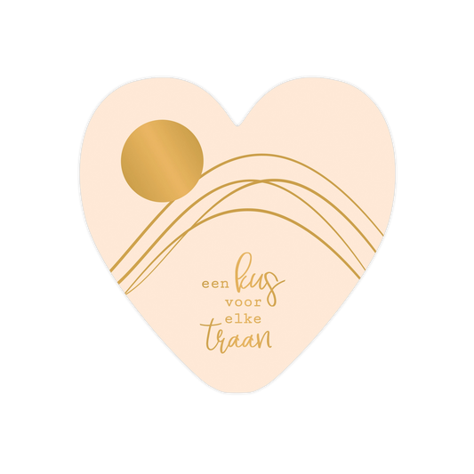 Een kus voor elke traan - Formaat: Standaard - Vorm: Hart - Denken aan kaart - Op deze harten wenskaart is een minimalistisch ontwerp te zien met een zacht beige achtergrond en abstracte goudkleurige lijnen. Links op de kaart bevindt zich een glanzende, goudkleurige cirkel met daaronder golvende lijnen die een heuvelachtig landschap suggereren. Centraal staat in een combinatie van strakke en cursieve letters de tekst "een kus voor elke traan". Het geheel straalt rust en eenvoud uit door het beperkte kleurg