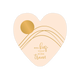 Een kus voor elke traan - Formaat: Standaard - Vorm: Hart - Denken aan kaart - Op deze harten wenskaart is een minimalistisch ontwerp te zien met een zacht beige achtergrond en abstracte goudkleurige lijnen. Links op de kaart bevindt zich een glanzende, goudkleurige cirkel met daaronder golvende lijnen die een heuvelachtig landschap suggereren. Centraal staat in een combinatie van strakke en cursieve letters de tekst "een kus voor elke traan". Het geheel straalt rust en eenvoud uit door het beperkte kleurg