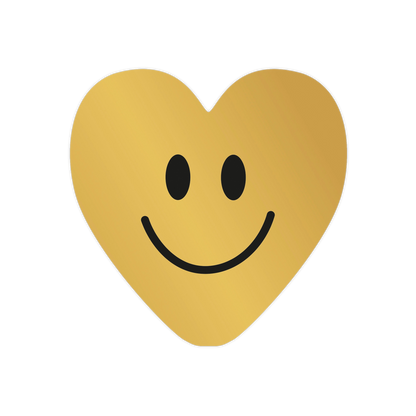 Hartjessmiley - Formaat: Standaard - Vorm: Hart - Blanco kaart - Op deze harten wenskaart is een egale, goudkleurige ondergrond te zien. Het ontwerp bevat een minimalistisch, zwart smiley-gezicht bestaande uit twee ovalen ogen en een brede, lachende mond. Het geheel heeft een eenvoudige en vrolijke uitstraling door het sterke contrast tussen de zwarte details en de gouden achtergrond. - Snelwenskaart