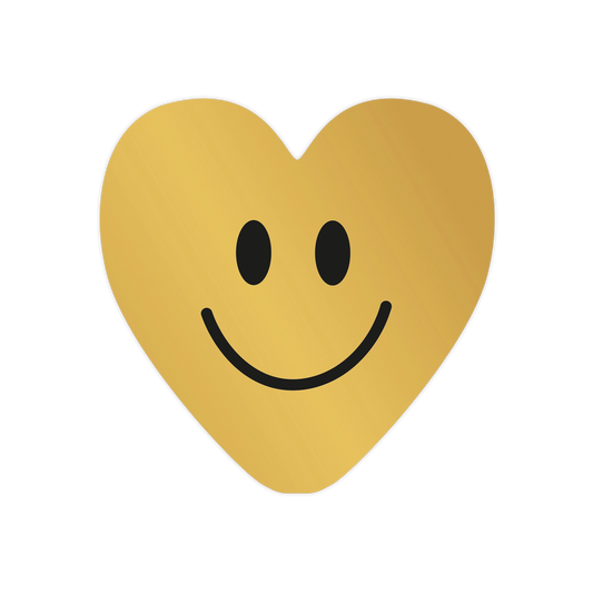 Hartjessmiley - Formaat: Standaard - Vorm: Hart - Blanco kaart - Op deze harten wenskaart is een egale, goudkleurige ondergrond te zien. Het ontwerp bevat een minimalistisch, zwart smiley-gezicht bestaande uit twee ovalen ogen en een brede, lachende mond. Het geheel heeft een eenvoudige en vrolijke uitstraling door het sterke contrast tussen de zwarte details en de gouden achtergrond. - Snelwenskaart