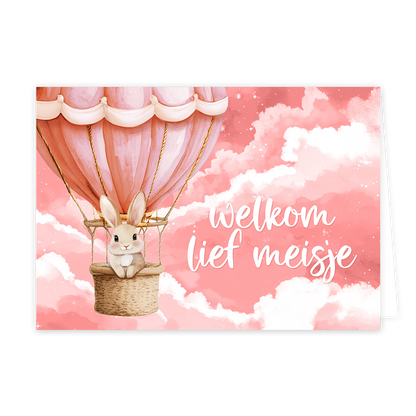 Welkom lief meisje - Formaat: Klein - Vorm: Liggend - Geboortekaart - Op deze wenskaart is een schattig konijntje te zien dat in het mandje van een roze heteluchtballon zit. De achtergrond bestaat uit een zachte, roze lucht met wolken en kleine lichtpuntjes. Naast de ballon staat in een sierlijk, wit lettertype de tekst "welkom lief meisje". Het geheel heeft een zachte, illustratieve uitstraling in aquarelstijl. - Snelwenskaart