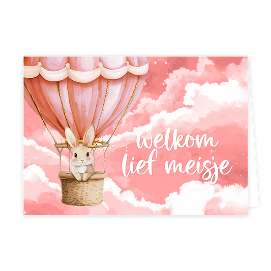 Welkom lief meisje - Formaat: Klein - Vorm: Liggend - Geboortekaart - Op deze wenskaart is een schattig konijntje te zien dat in het mandje van een roze heteluchtballon zit. De achtergrond bestaat uit een zachte, roze lucht met wolken en kleine lichtpuntjes. Naast de ballon staat in een sierlijk, wit lettertype de tekst "welkom lief meisje". Het geheel heeft een zachte, illustratieve uitstraling in aquarelstijl. - Snelwenskaart