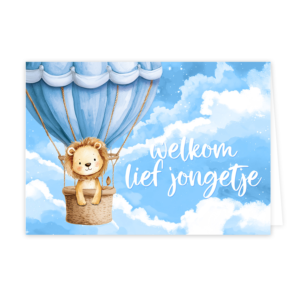Welkom lief jongetje - Formaat: Klein - Vorm: Liggend - Geboortekaart - Op deze wenskaart is een schattig leeuwtje te zien dat in het mandje van een blauwe heteluchtballon zit. De achtergrond toont een blauwe lucht met witte wolken en subtiele lichtpuntjes. Rechts van de ballon staat in een sierlijk, wit lettertype de tekst "welkom lief jongetje". De gehele afbeelding is uitgevoerd in een zachte aquarelstijl. - Snelwenskaart